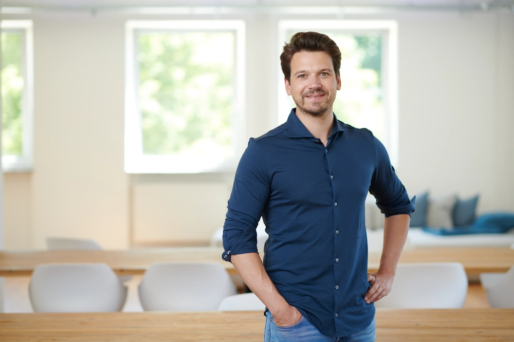 Ein Bild, das Person, Kleidung, Im Haus, Wand enth&auml;lt.KI-generierte Inhalte k&ouml;nnen fehlerhaft sein.